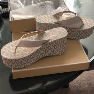 michael kors benny flip flops